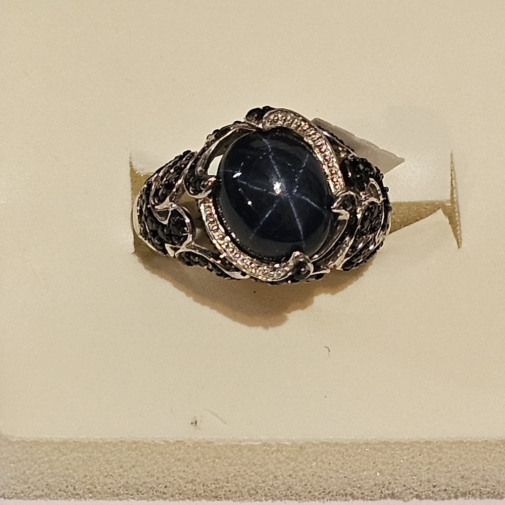 Size 7 Elegant Silver and Black Women's Ring